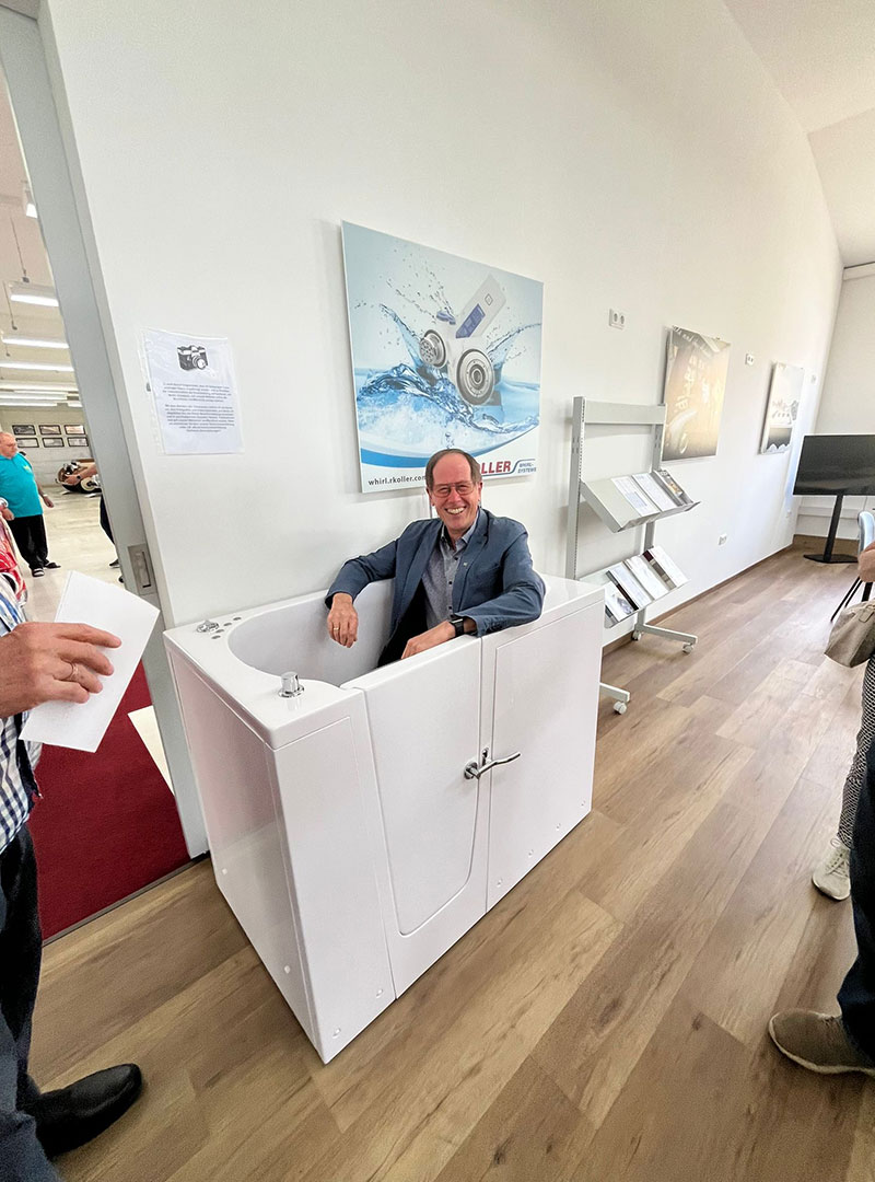 Ein Besucher sitzt Probe in unserer brandneuen Walk-In Wanne