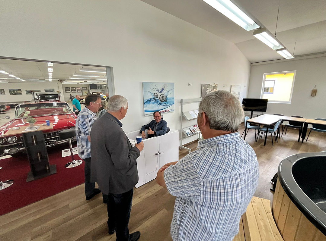 Gruppenfoto der Besucher im Whirlpool Schauraum